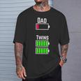 Stanco Twin Dad Bassa Carica Della Batteria Del Papà Maglietta Regalos para él