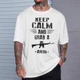 Mantén La Calma Y Agarra Un Rifle De Asalto Ar 15 Camiseta unisex Regalos para él