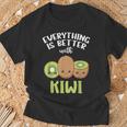 Alles Ist Besser Mit Kiwi T-Shirt Geschenke für alte Männer