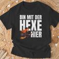 Bin Mit Der Hexe Hier T-Shirt Geschenke für alte Männer