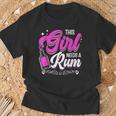 Dieses Mädchen Needs A Rum Saufen Rums Trinken Rum T-Shirt Geschenke für alte Männer