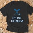 Dive Into The Unknown Whale Tail Whale Diving Maglietta Regalos para ancianos