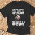 Donna Divertente Sii Sempre Te Stesso A Meno Che Tu Non Possa Essere Un Opossum Con Collo A Maglietta Regalos para ancianos