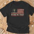In God We Trust -Intage Bandiera Americana Croce Patriottico Maglietta Regalos para ancianos