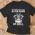 Grillen Unterschatze Niemal Ein Alten Mann Mit Grill S T-Shirt Geschenke für alte Männer