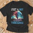 Juste Un Garçon Qui Aime Les Tornades La Météorologie Et Le Chasseur De Tempêtes T-Shirt Cadeaux pour les vieillards