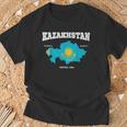 Kazakh Flag And Map Kazakhstan Coordinates T-Shirt Geschenke für alte Männer