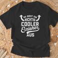 With So Ssieht Ein Richtig Cooler Erzieher Aus Educator German Text So Ssieht E T-Shirt Geschenke für alte Männer