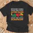 Unterschätze Niemals Einen Alten Mann Beim Schafkopf T-Shirt Geschenke für alte Männer