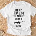 Mantén La Calma Y Agarra Un Rifle De Asalto Ar 15 Camiseta unisex Regalos para ancianos